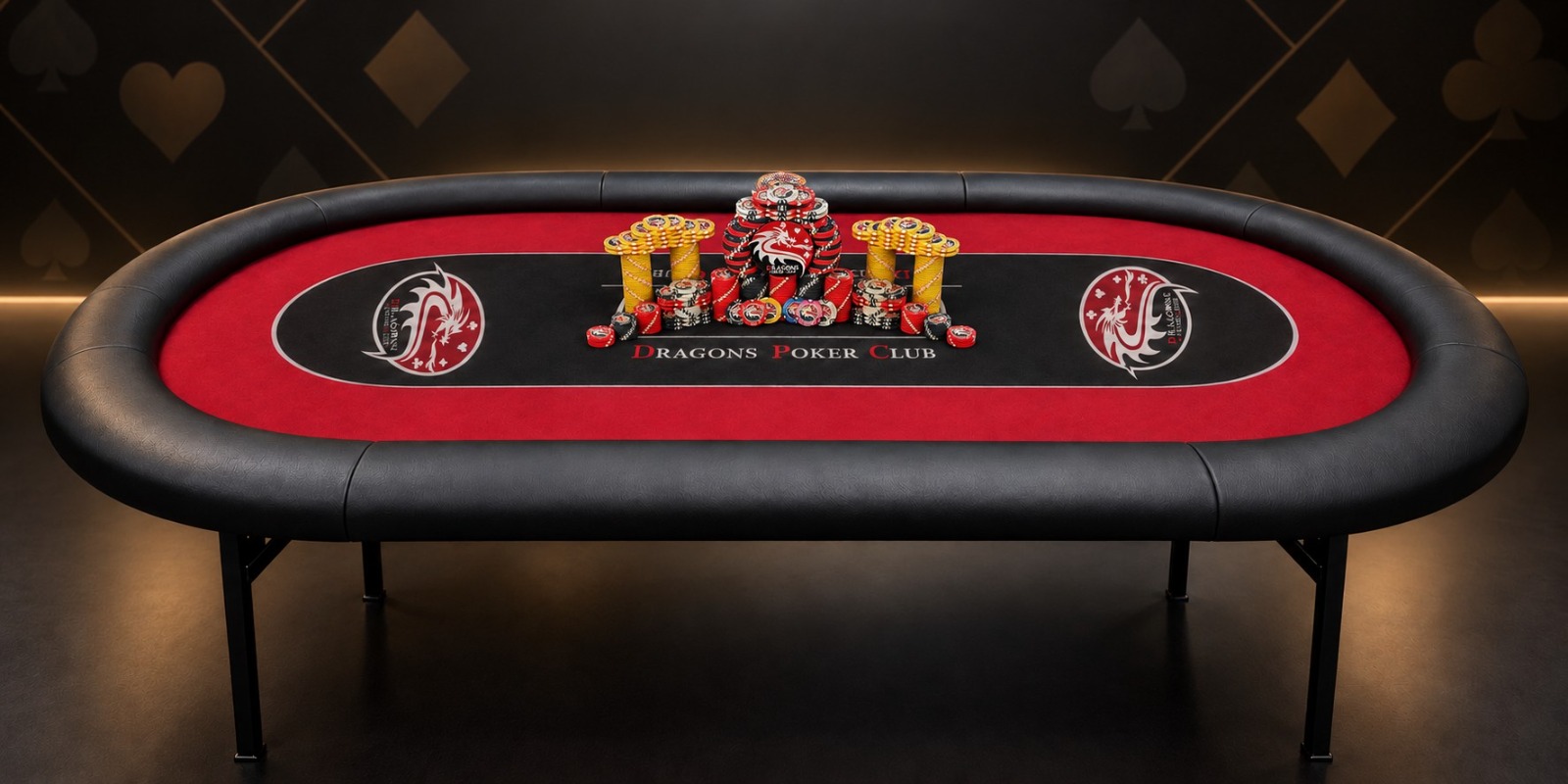 Mesa de póker ovalada con el tapete rojo y negro del Dragons Poker Club y sus fichas de cerámica personalizadas, fabricadas por Cartes Production